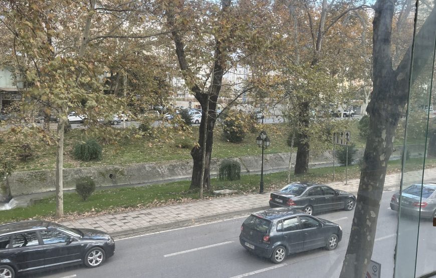Studio me qira ditore prane qendres se Tiranes: 2700 Lek/Nata