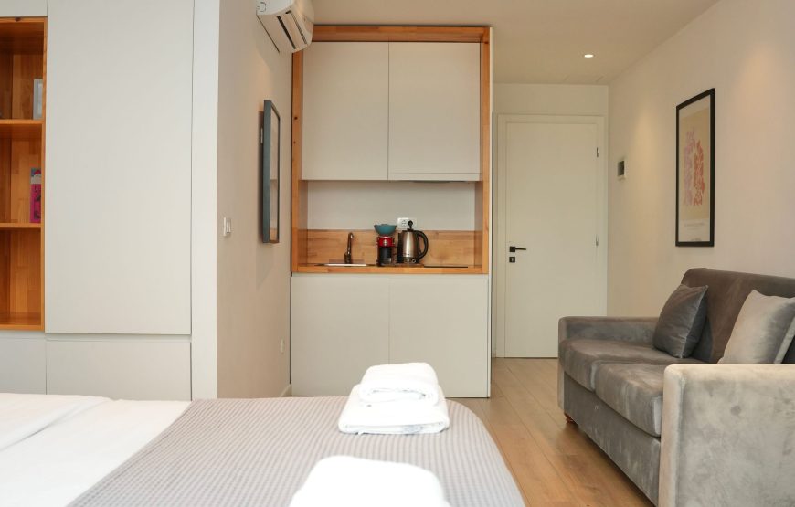 Studio apartament me qera ditore ne qender te Tiranes: 6400 Lek/Nata