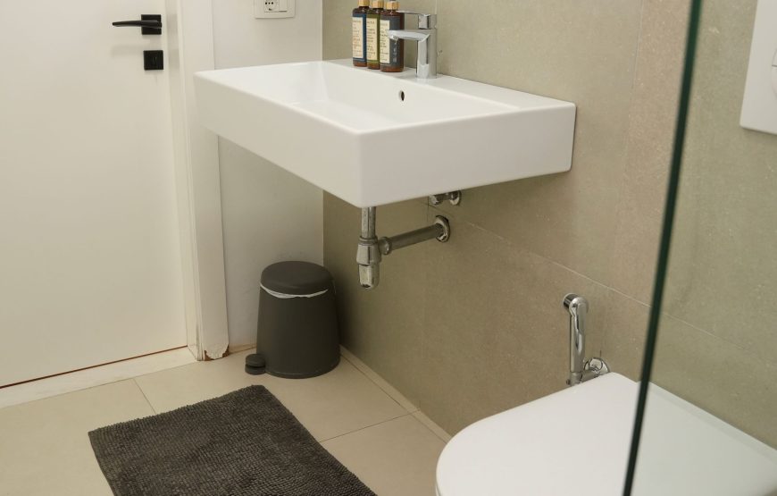 Studio apartament me qera ditore ne qender te Tiranes: 6400 Lek/Nata