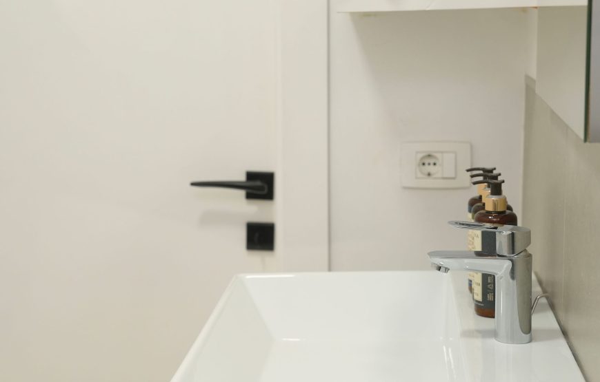 Studio apartament me qera ditore ne qender te Tiranes: 6400 Lek/Nata