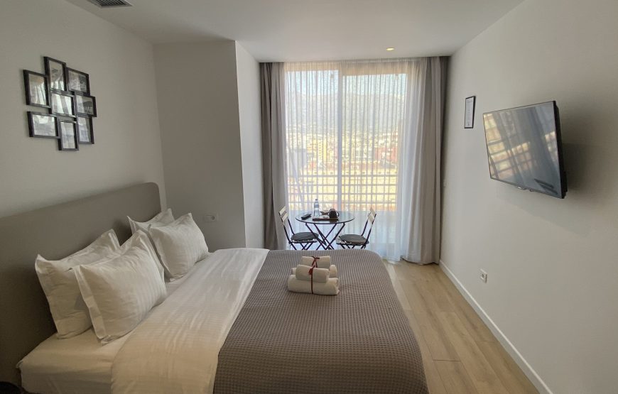 Studio apartament me qira ditore prane sheshit Skenderbej:  5600 Lek/Nata