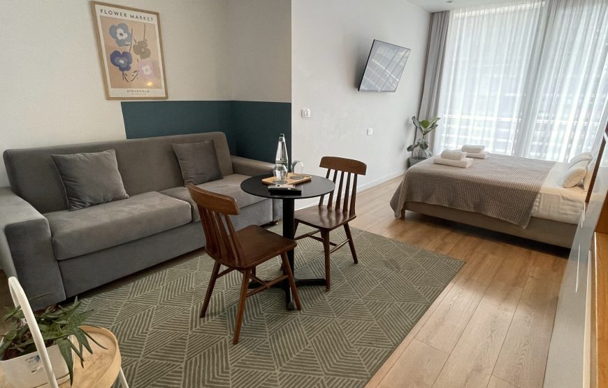 Studio apartament me qira ditore prane Sheshit Skenderbej: 6400 Lek/Nata