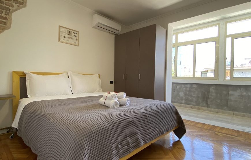 Apartament me qera ditore ne qender te Tiranes: 4800 Lek/Nata