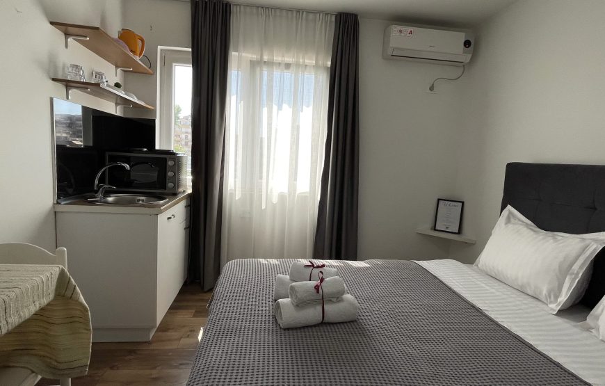 Studio apartament me qera ditore prane Sheshit Skenderbej ne Tirane: 3800 Lek/Nata