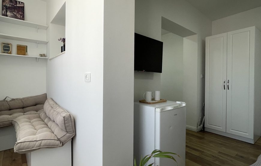 Studio apartament me qera ditore ne Tirane: 4300 Lek/Nata