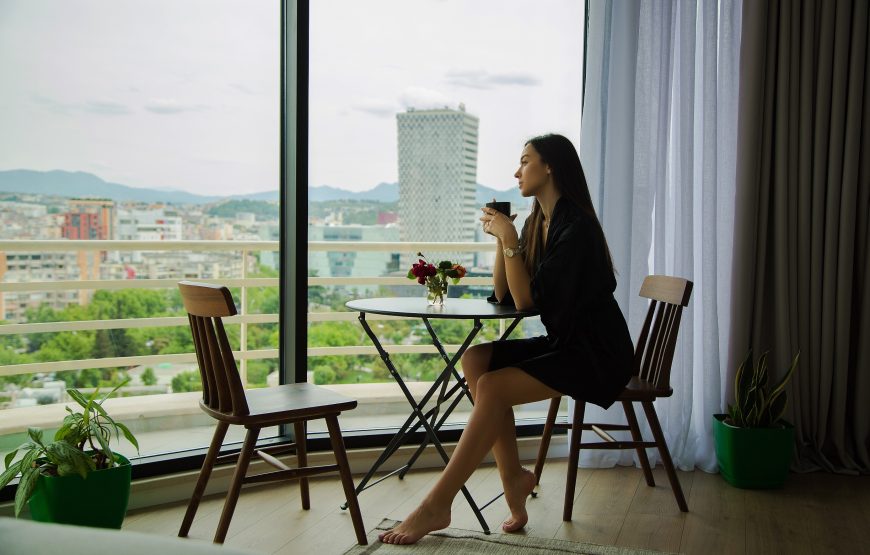 Apartament me qira ditore ne qender te Tiranes: 8500 Lek/Nata