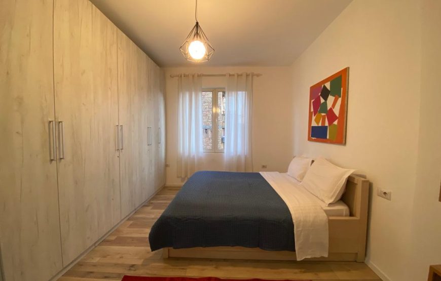 Apartament me qira ditore ne qender te Tiranes: 4800 Lek/Nata
